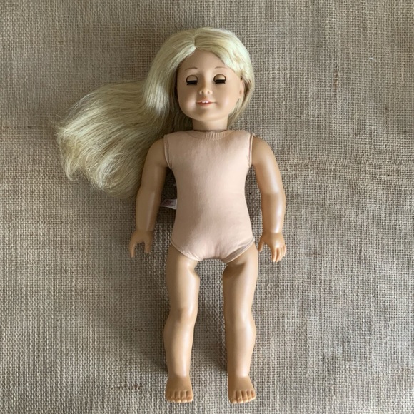 AMERICAN GIRL Doll GOTY 2010 Lanie in Meet Outfit - Picture 4 of 15